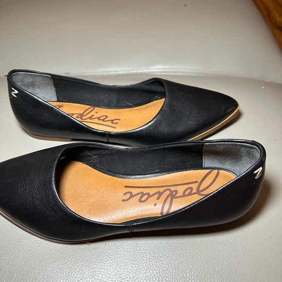 Zodiac Hill Pointy Toe Flat Womens Size 6 - EUC Like NWOB - Picture 6 of 9